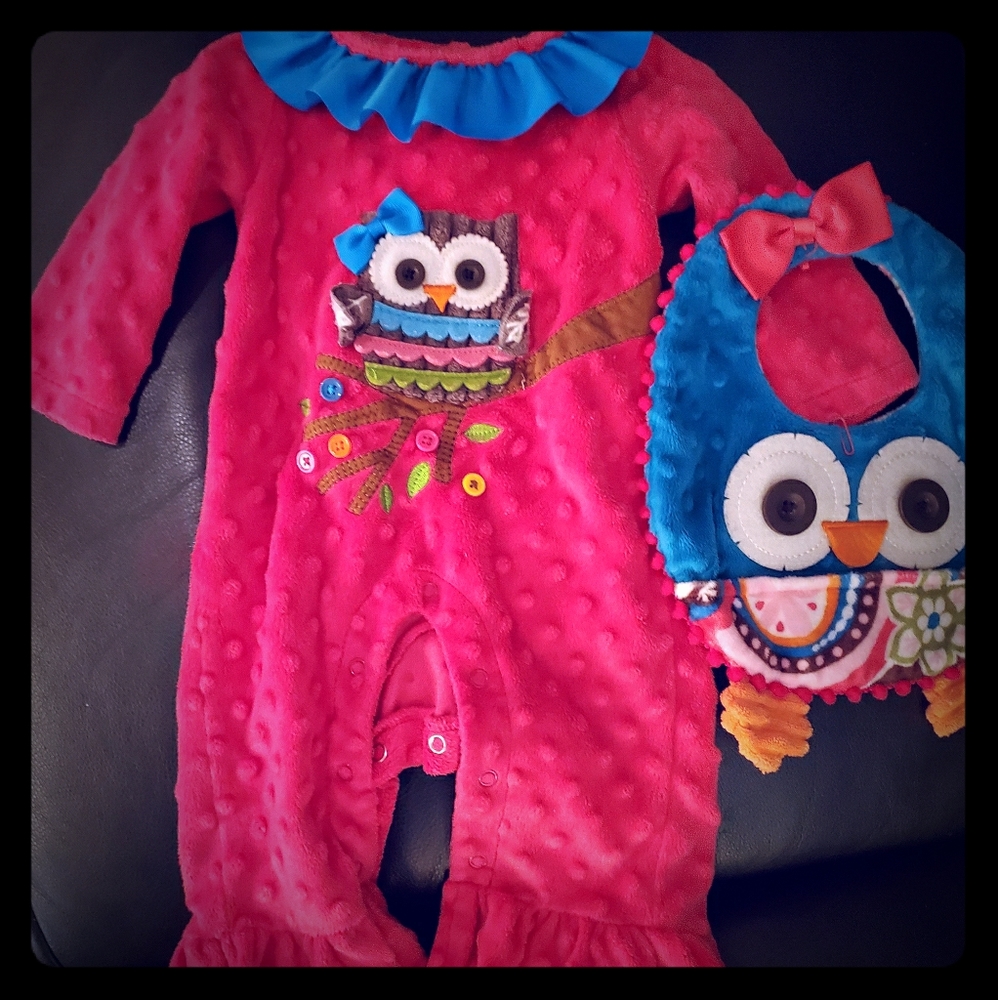 *EUC* Mud Pie baby owl outfit with matching bib!!